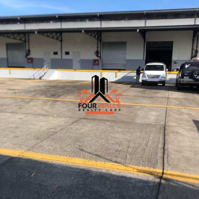 Spacious empty warehouse with concrete floor and high industrial ceilings Las Mañanitas Panama