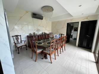 Elegant dining room with large table, chandelier, marble walls, air conditioning in PH Nativa Panama Pacifico