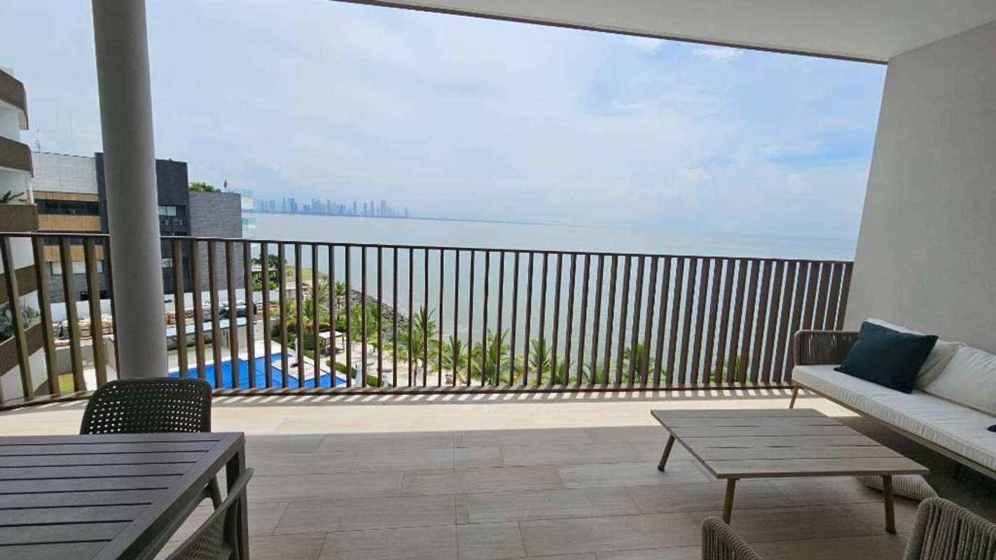 Contemporary open kitchen with island, dining area and luxury finishes Ocean Reef Panama