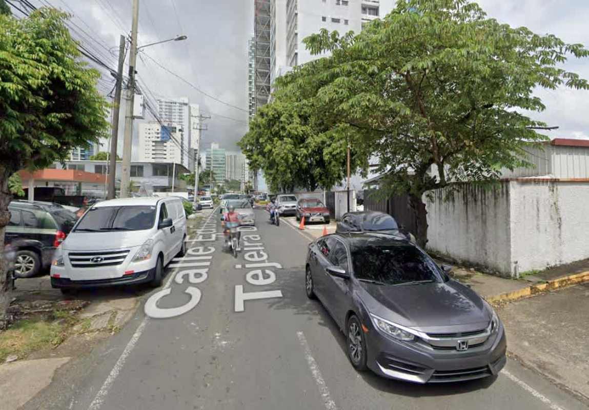 Large interior space with mirrored wall in commercial duplex San Francisco Panama