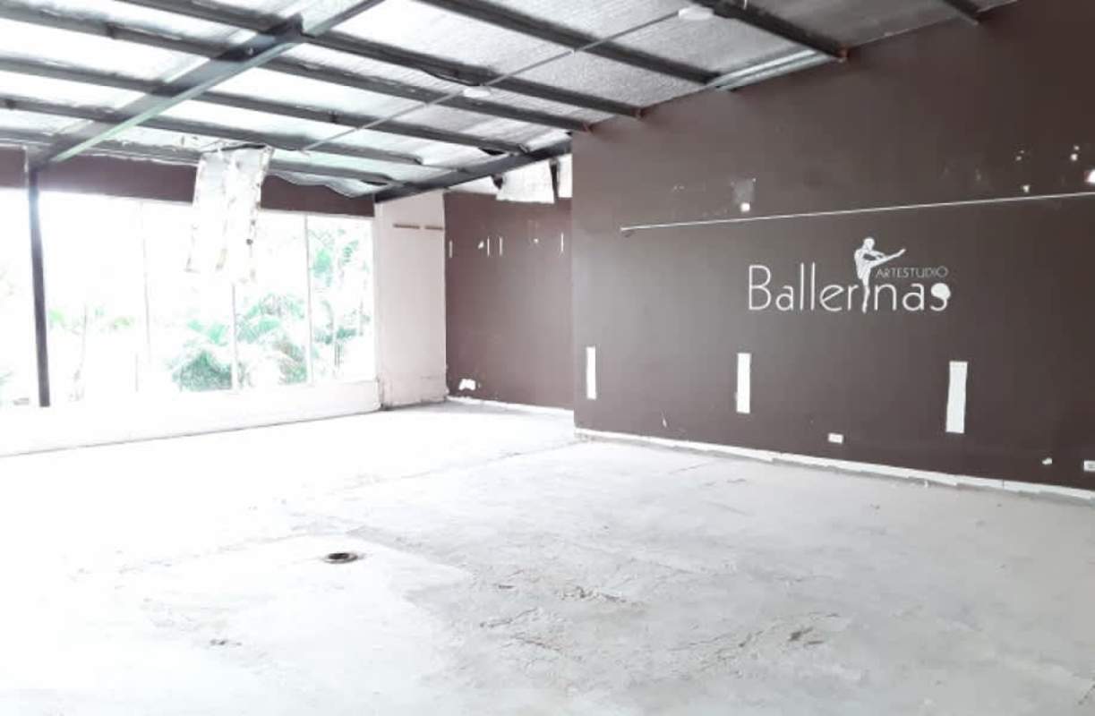 Dance or art studio with natural light and open floor in commercial property Panama