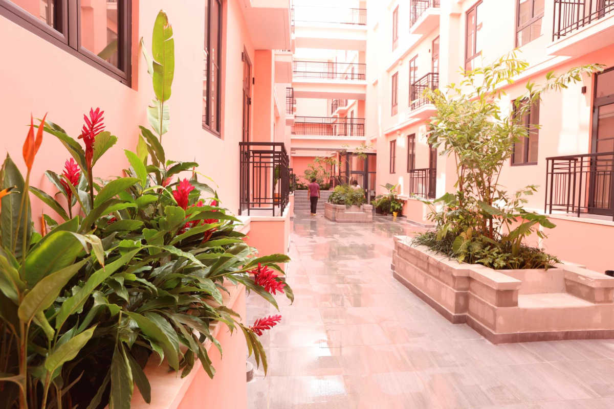 Open concept kitchen and dining area with granite countertops in Casa Korsi Casco Viejo