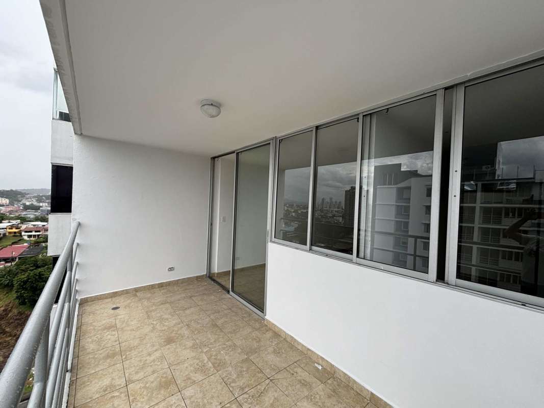 Covered balcony with city views PH Cosmopolitan Tower Panama