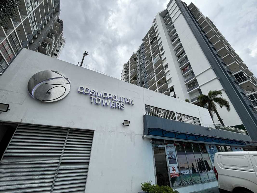 High-rise condominium PH Cosmopolitan Tower Tower 100 on Vía Transístmica Panama City