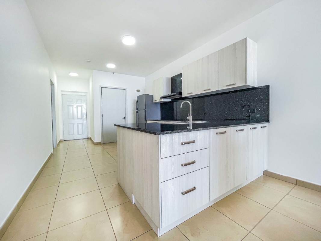 Rooftop infinity pool overlooking city skyline and bay in PH White Tower Panama