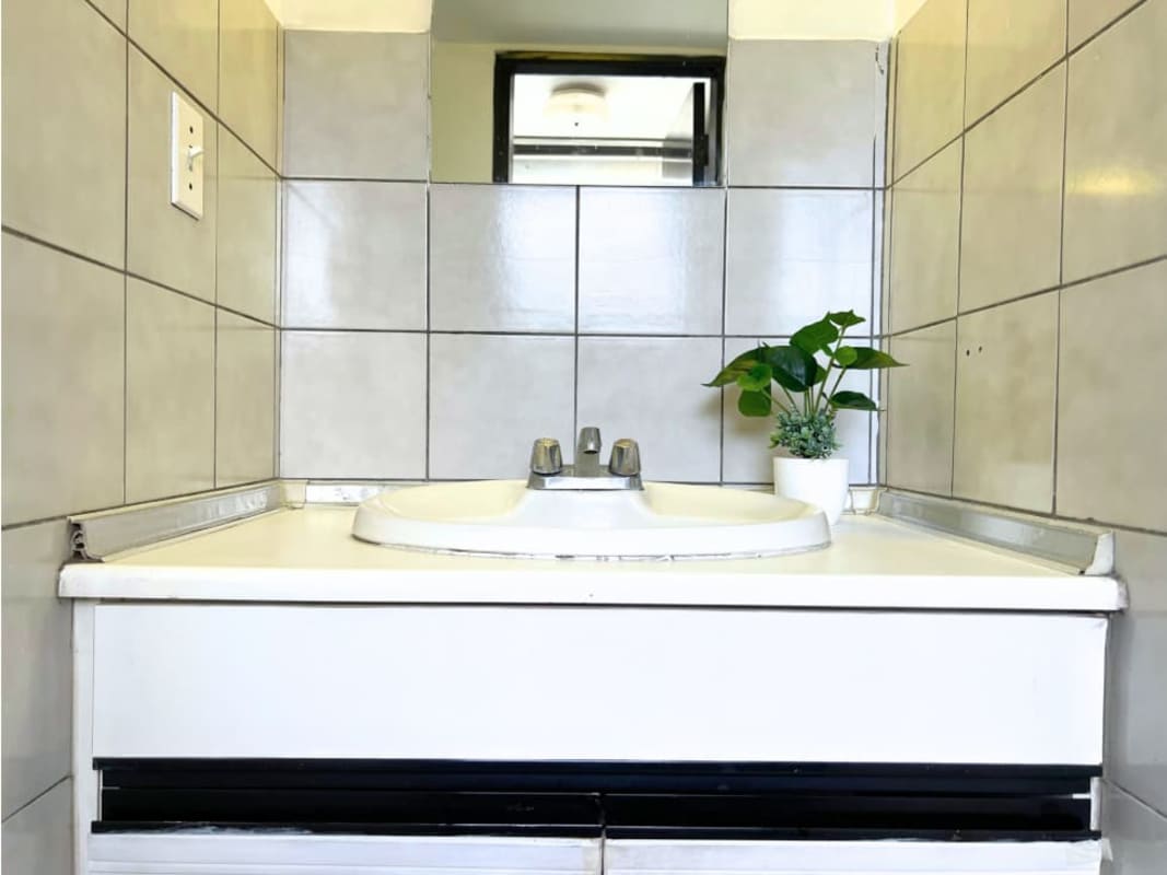 Conference room with skylight, executive chairs, glass table, vertical blinds PH Advanced Panama