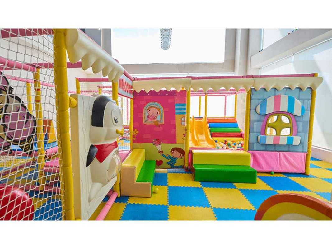 Elegant lobby area with seating and modern decor at PH Midpark Carrasquilla