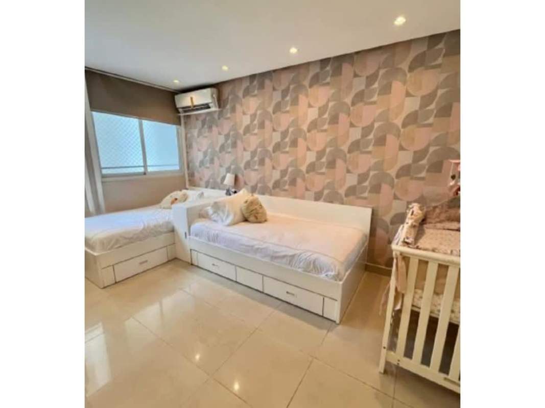 Stylish secondary bedroom with twin beds and large window in PH Vista del Sol Punta Paitilla