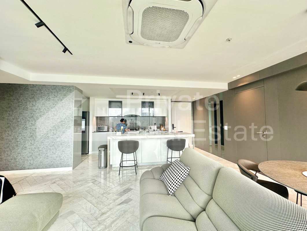 Spacious living room with panoramic city and ocean views PH Wanders & Yoo