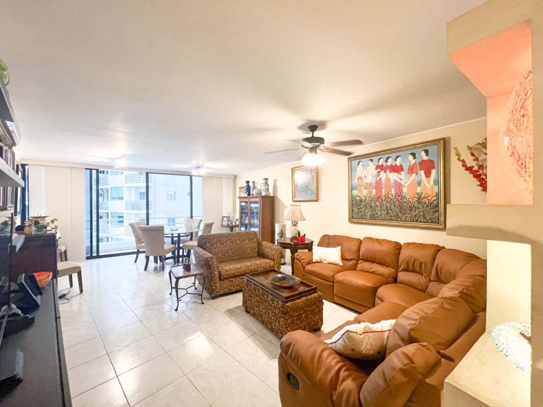 Infinity pools and jacuzzi overlooking city at PH Royal Princess Punta Paitilla Panama