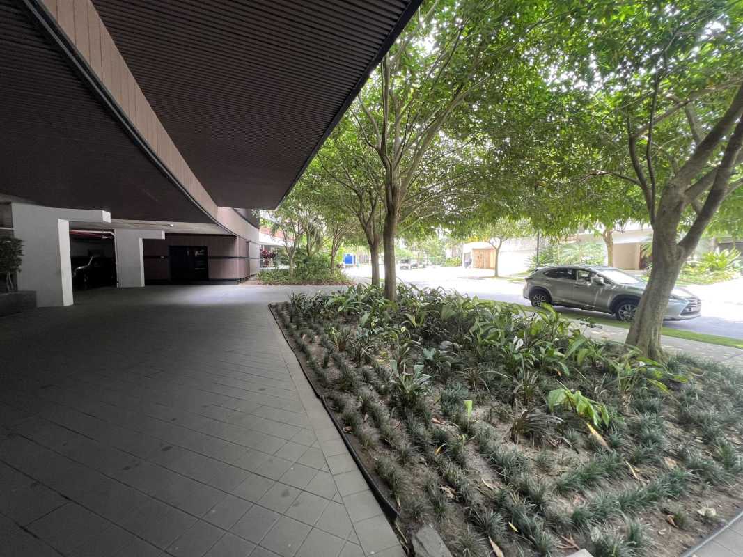 High-rise balcony with glass railings overlooking golf course and Panama City skyline from PH Allegra