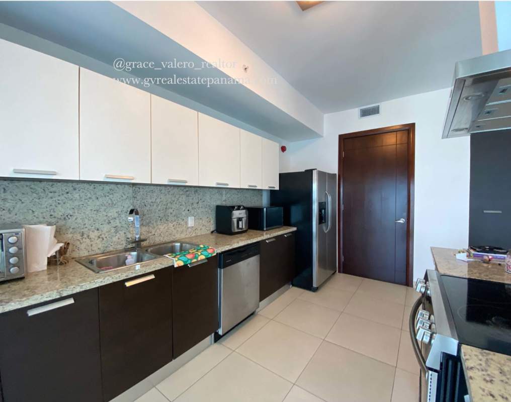 Master bedroom with ensuite bath and walk-in closet in PH Oceanaire Punta Pacifica