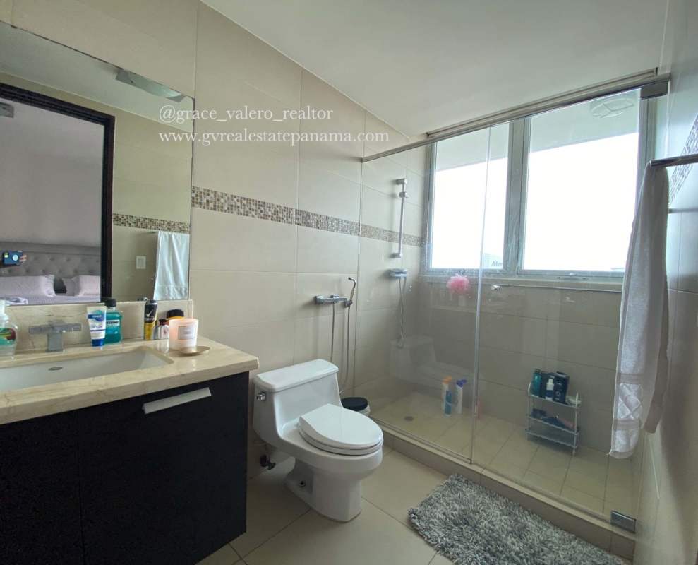 Luxury infinity swimming pool with skyline and ocean views at PH Oceanaire Punta Pacifica