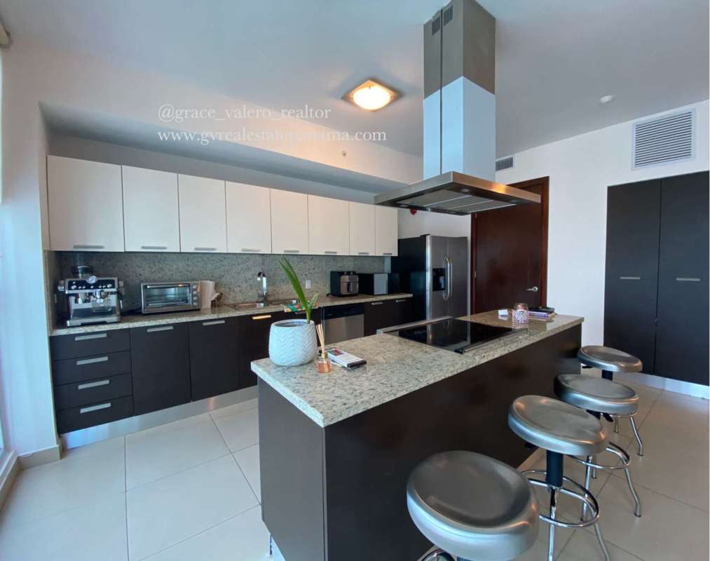 Modern bathroom with glass-enclosed shower and floating vanity in PH Oceanaire Punta Pacifica