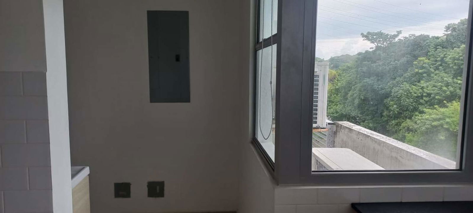Utility laundry space with window in apartment PH 4 Horizontes Condado del Rey