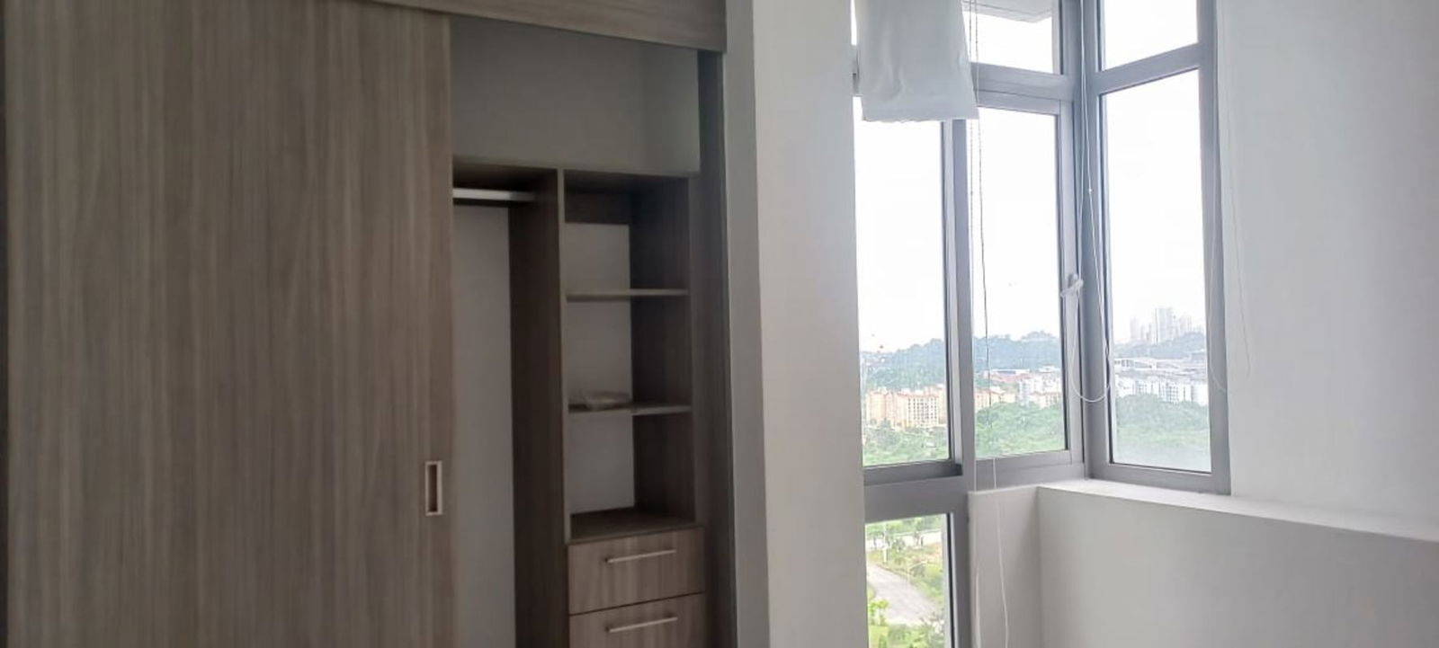 Built-in wardrobe and large windows in spacious bedroom PH 4 Horizontes