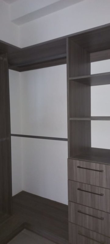 Dark wood custom closet with shelves and drawers PH 4 Horizontes Panama