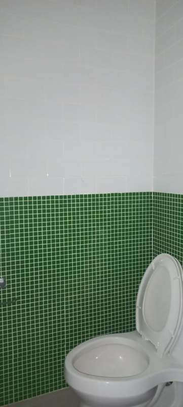 Bathroom in Altos de Panama apartment with green mosaic tiles PH 4 Horizontes