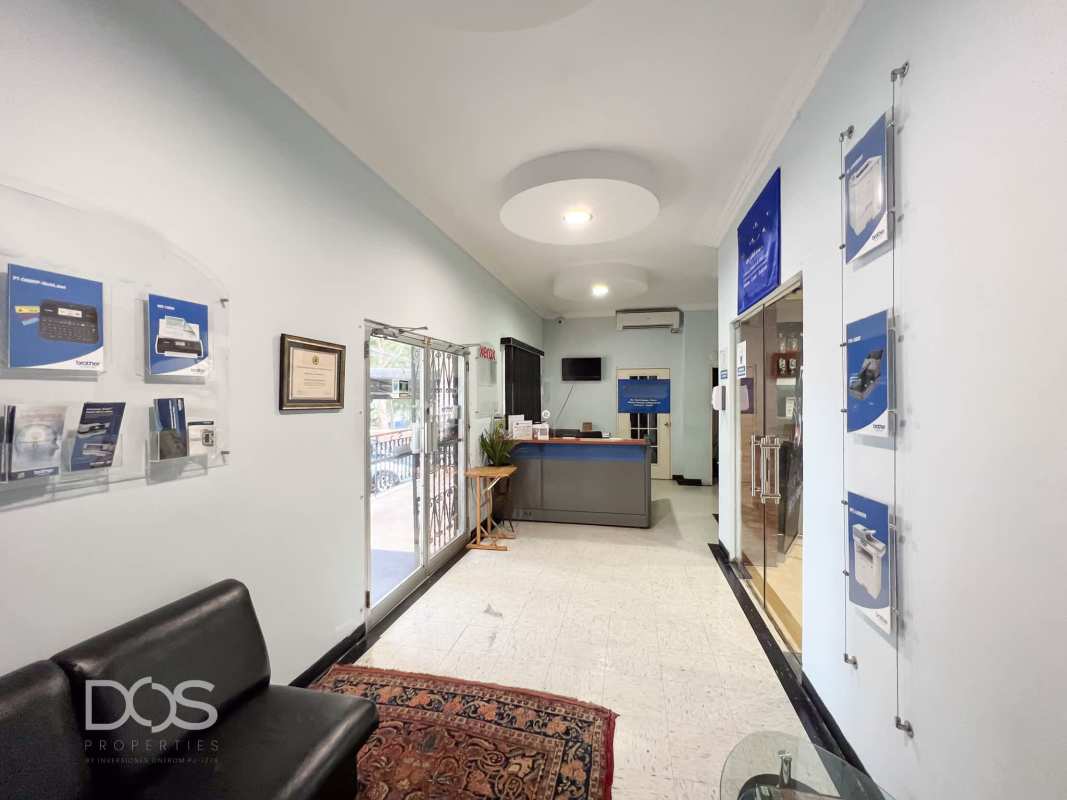 Open plan showroom with display shelves, central table, and modern lighting in La Alameda commercial property