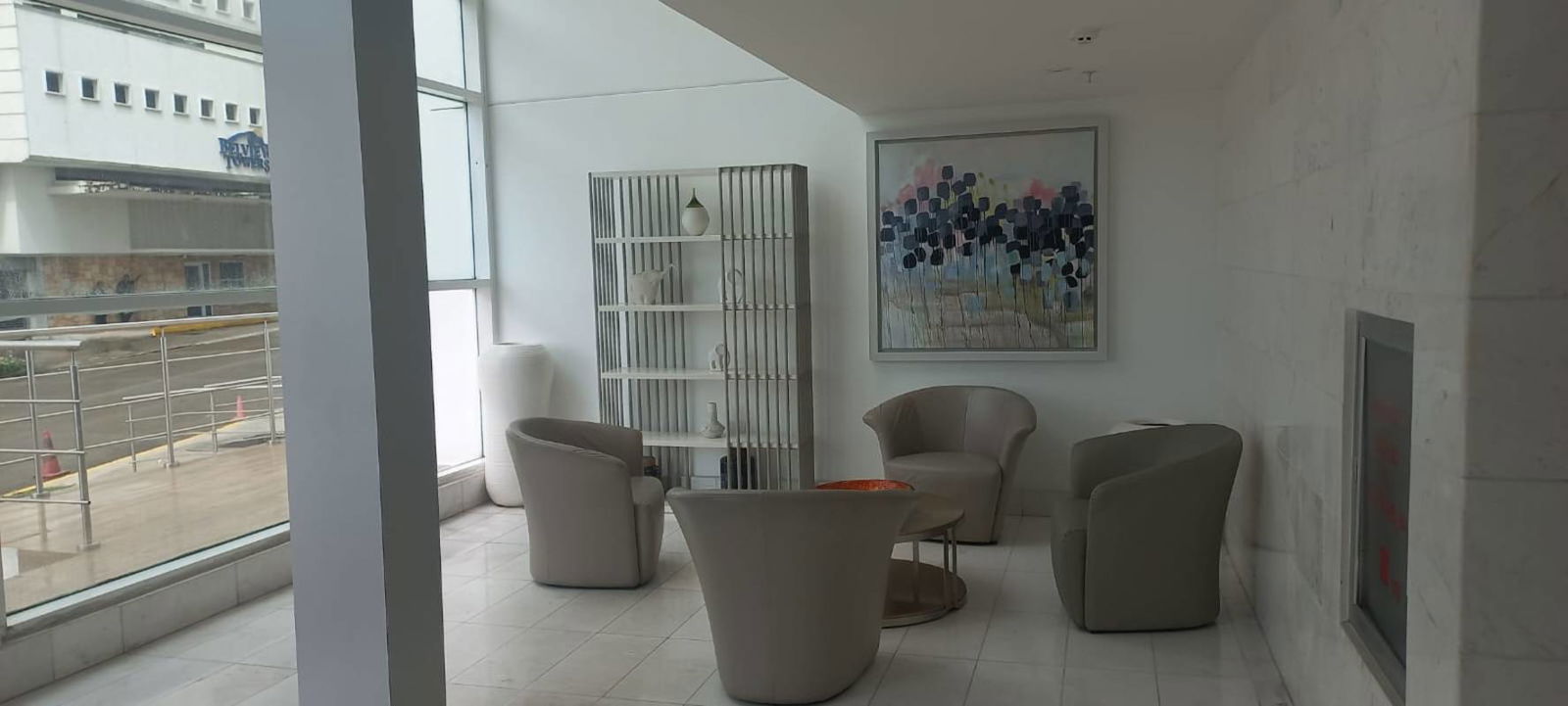 Bedroom with built-in wardrobe and tile floor in PH El Mare Edison Park Panama