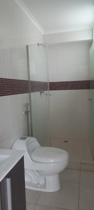 Bathroom with mosaic tile strip, white tiles, modern vanity in PH El Mare Edison Park Panama