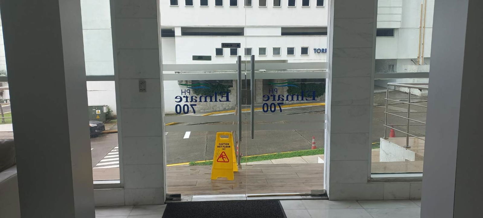 Lobby entrance with glass doors and street view PH El Mare Edison Park Panama