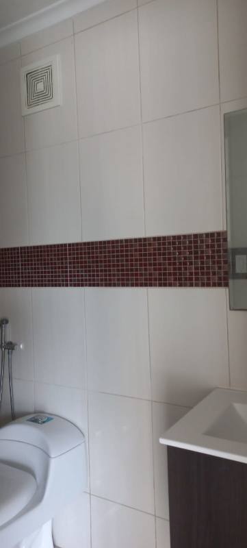 Bright living space corner windows overlooking city skyline in PH El Mare Plaza Edison Panama City