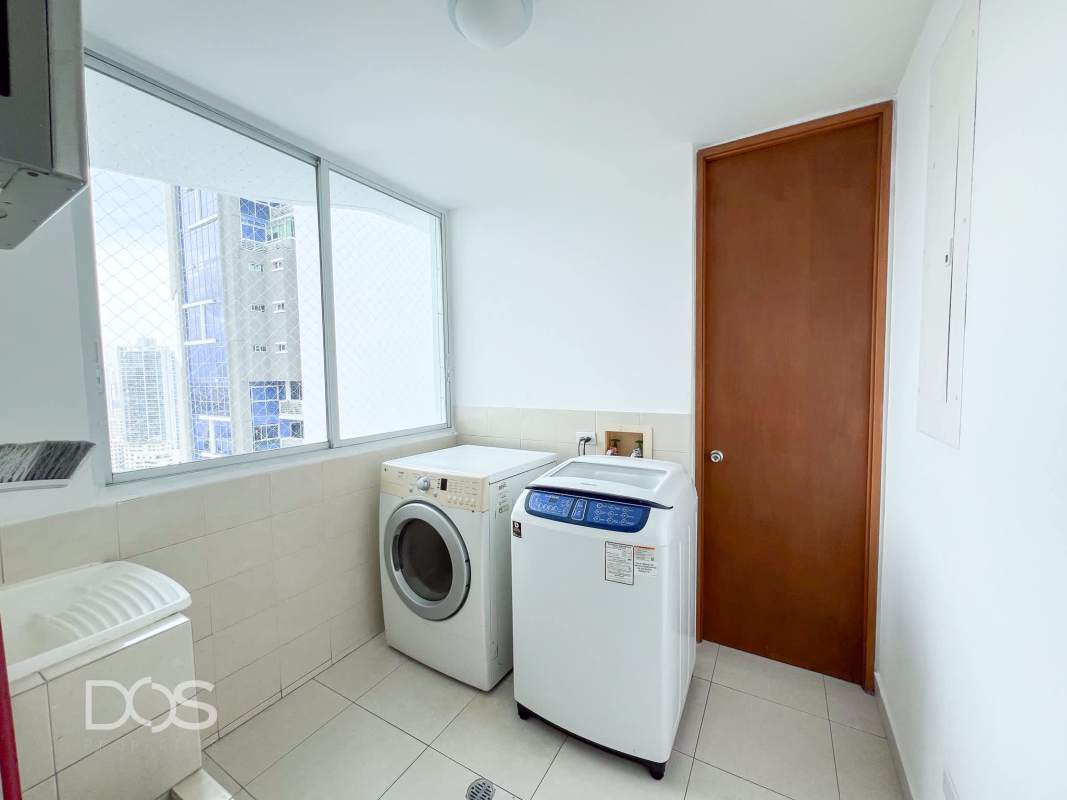 Infinity rooftop pool and jacuzzi overlooking Panama City at Vista Tower El Cangrejo