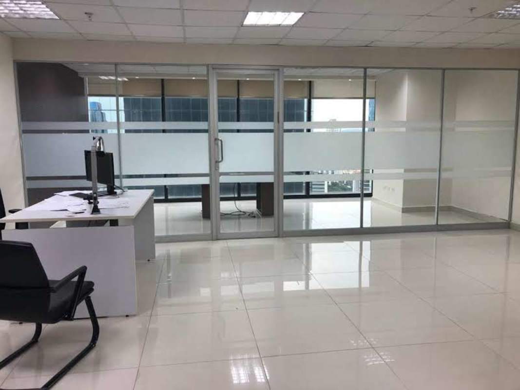 Spacious open-plan meeting or workspace with large windows at PH Tower Financial Center Panama