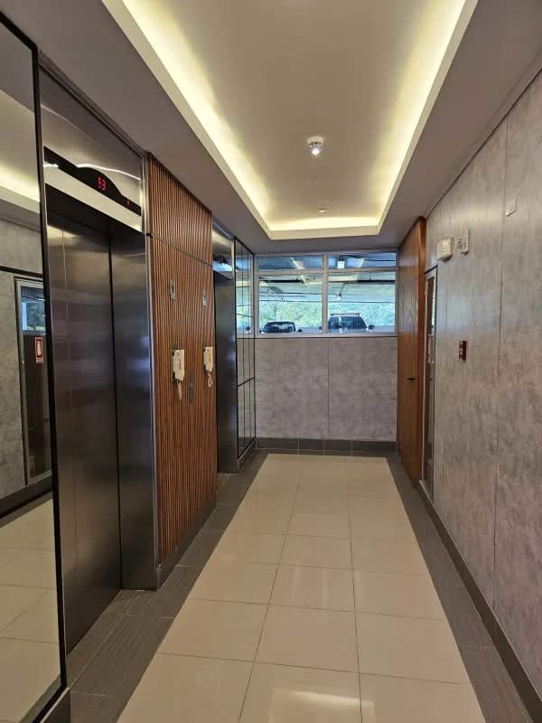 Lobby reception area with seating, art modern design Residencias del Sol Panama