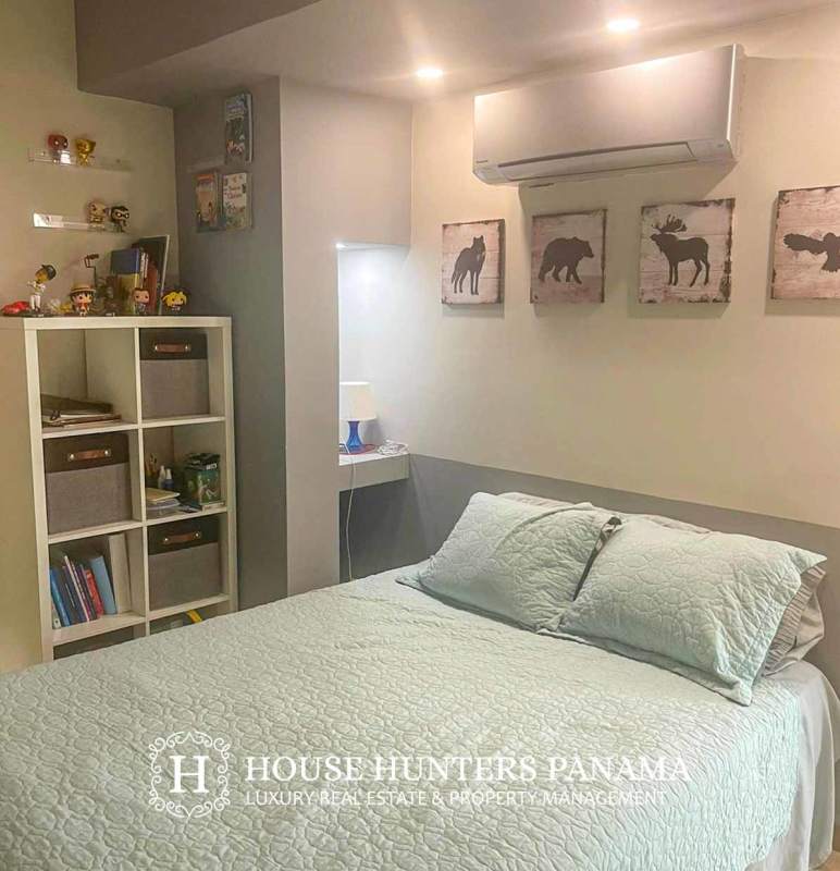 Bright second bedroom with built-in wardrobe split AC and city view PH Coco del Mar Panama