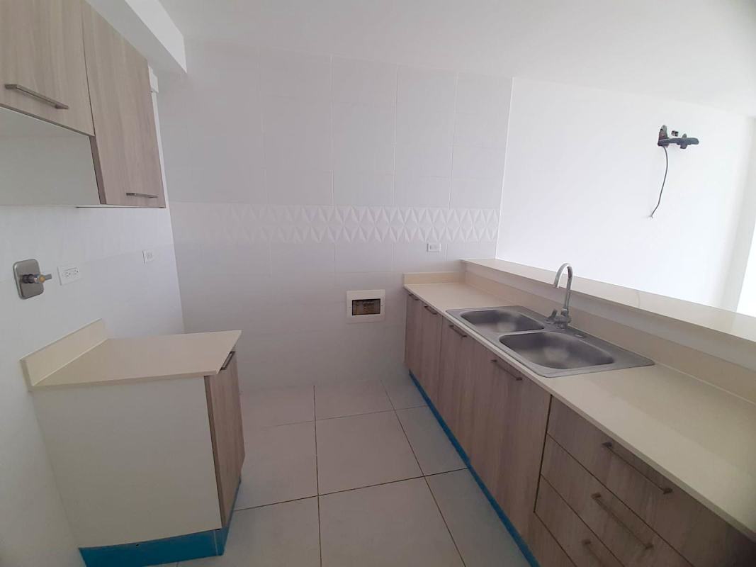 Bedroom with built-in closet and tiled floor PH Vivendi Green near Plaza Edison Panama