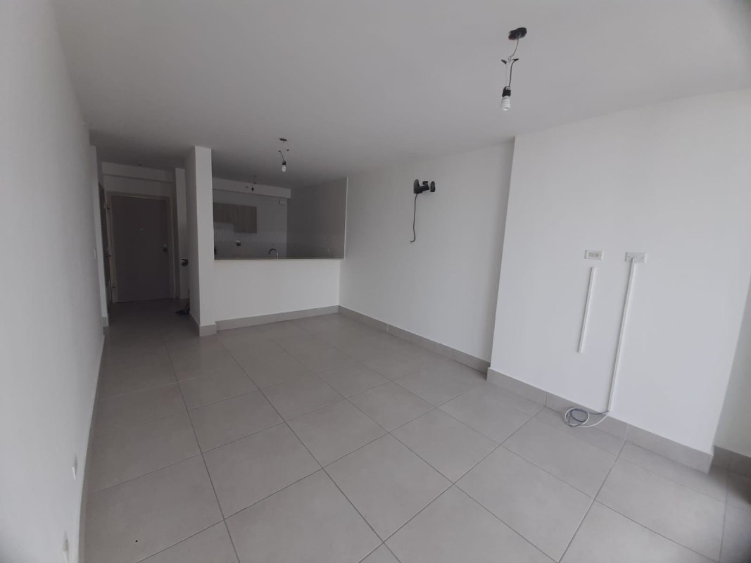 Spacious unfurnished living area with sliding glass doors to balcony in PH Vivendi Green Betania Panama City