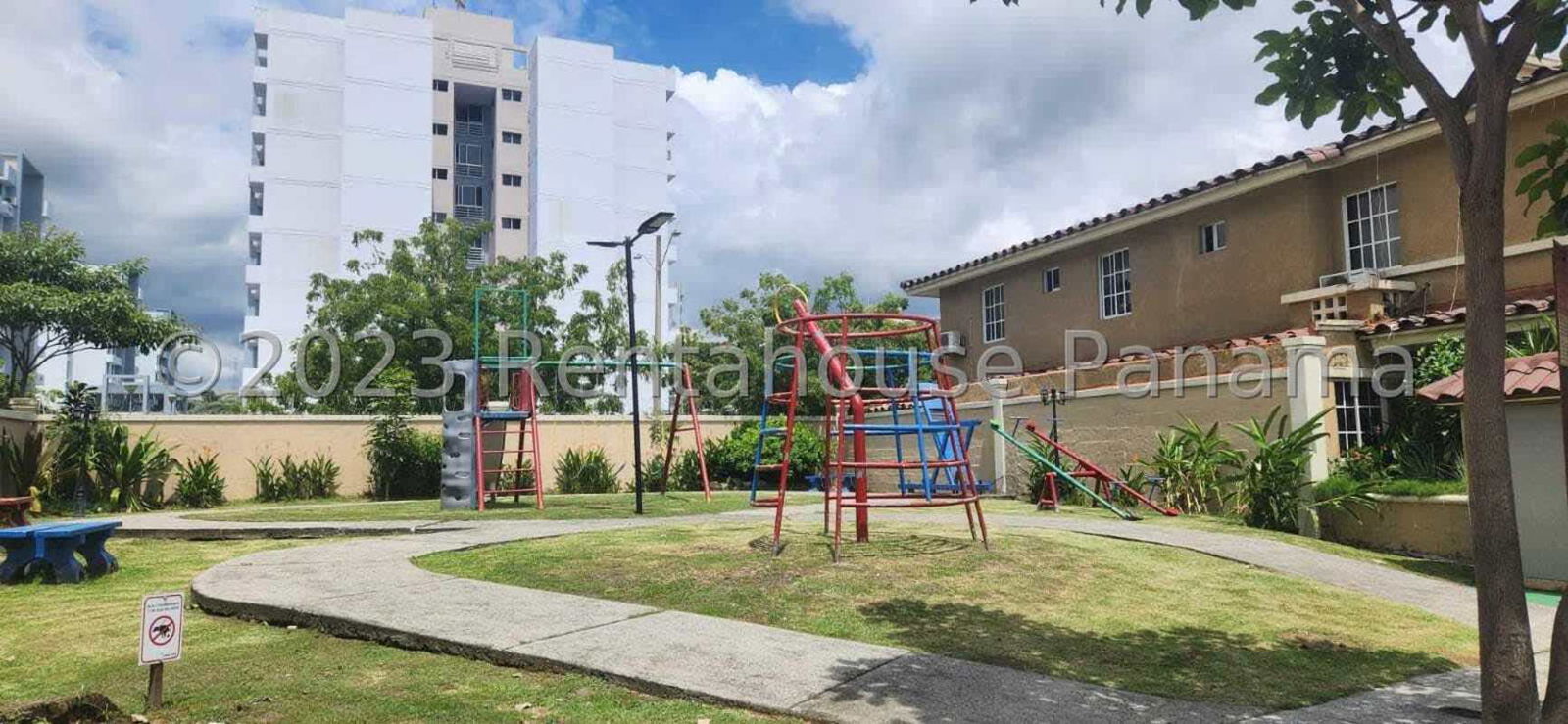 Community swimming pool, gardens, children’s playground PH Dorado Lakes Condado del Rey