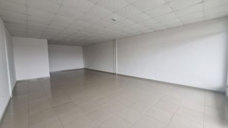 Empty commercial space with ceramic floor and interior bathroom in Plaza Valle Hermoso Arraiján Panama