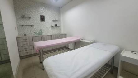 Minimalistic dual treatment room with two tables mirror cabinetry in commercial spa rental Panama Oeste