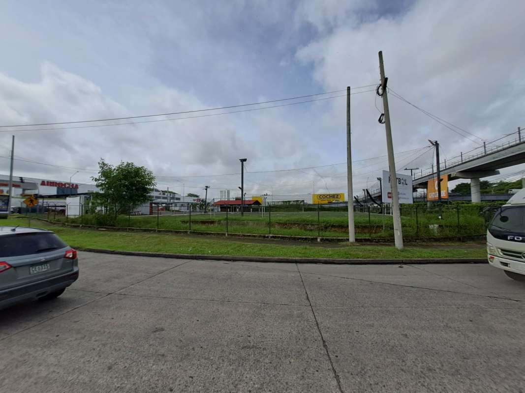 Vacant land plot near elevated train tracks and main road in Panama City Villa Lucre
