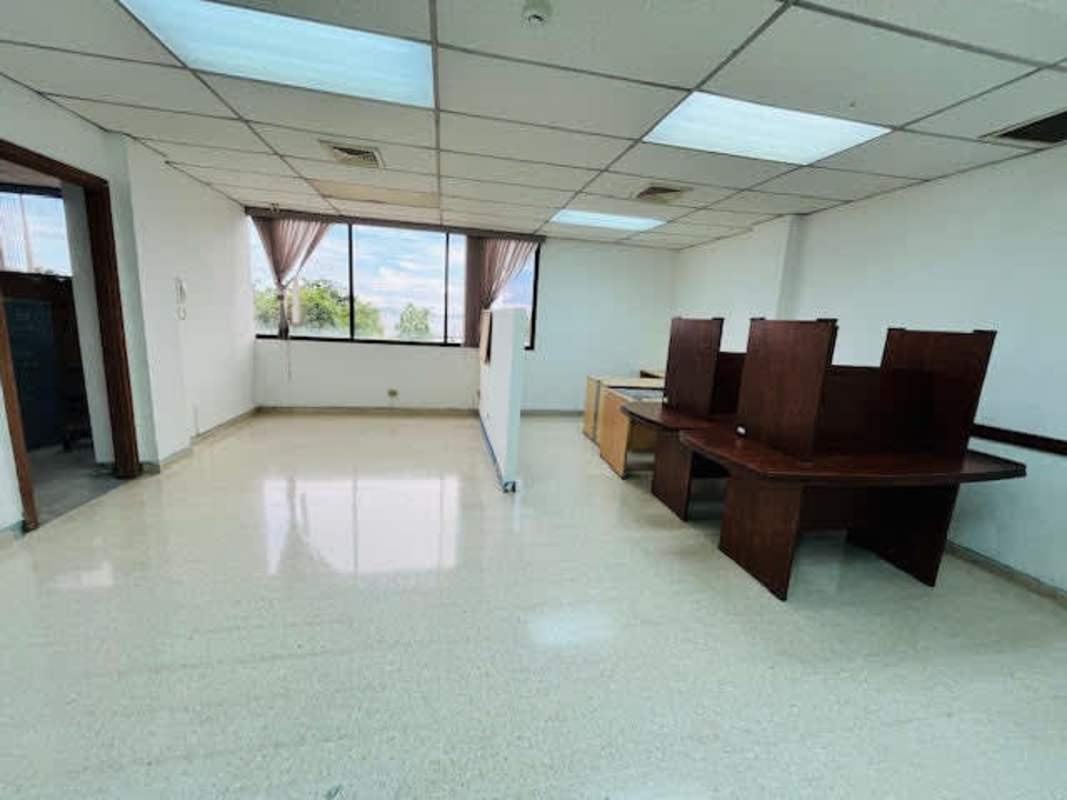 Expansive open office floor with panoramic windows and Cinta Costera view in Boulevard Balboa