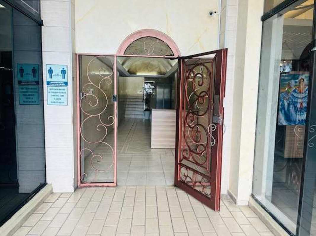 Conference meeting room with wooden table, chairs, projector and screen in Boulevard Balboa Panama