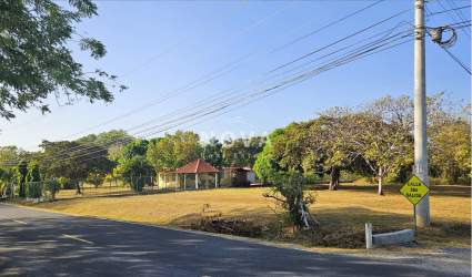 Single-story house nearby with large lawn in Rio Mar Beach Community Panama
