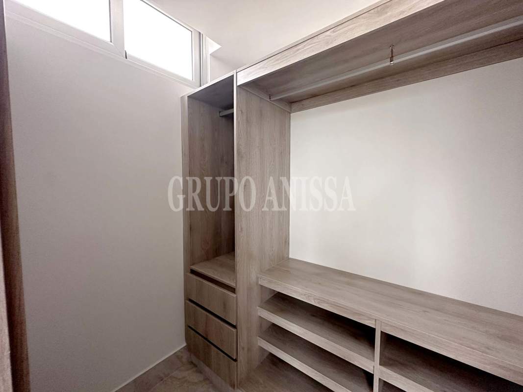 Bright second bathroom with walk-in shower and vanity in Luxor Tower El Cangrejo