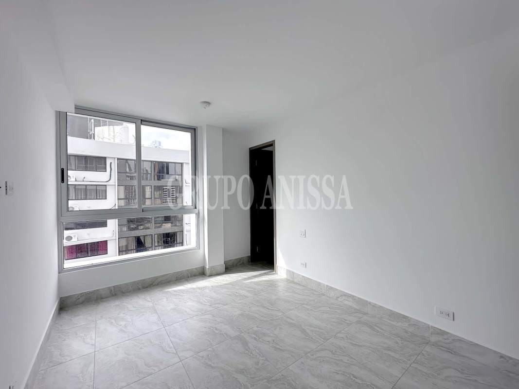 Spacious secondary bedroom with large windows and built-in closet in PH Luxor Tower Panama