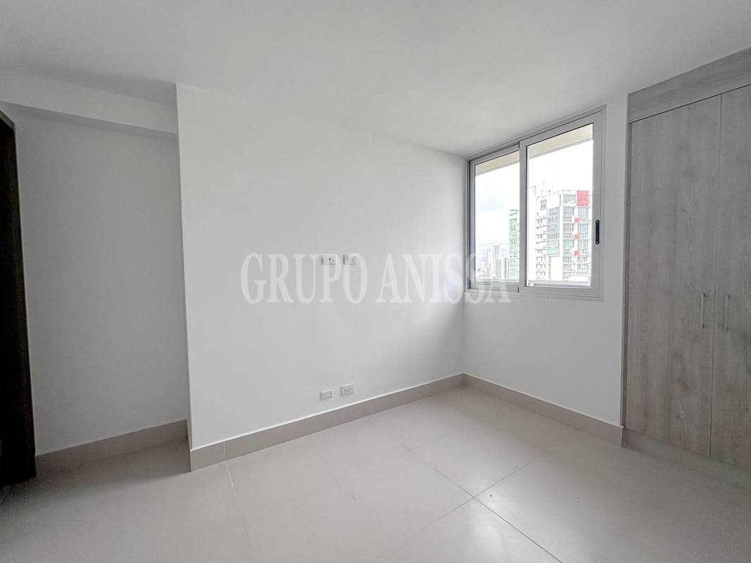 Large bedroom with city view and built-in closet in PH Luxor Tower El Cangrejo Panama