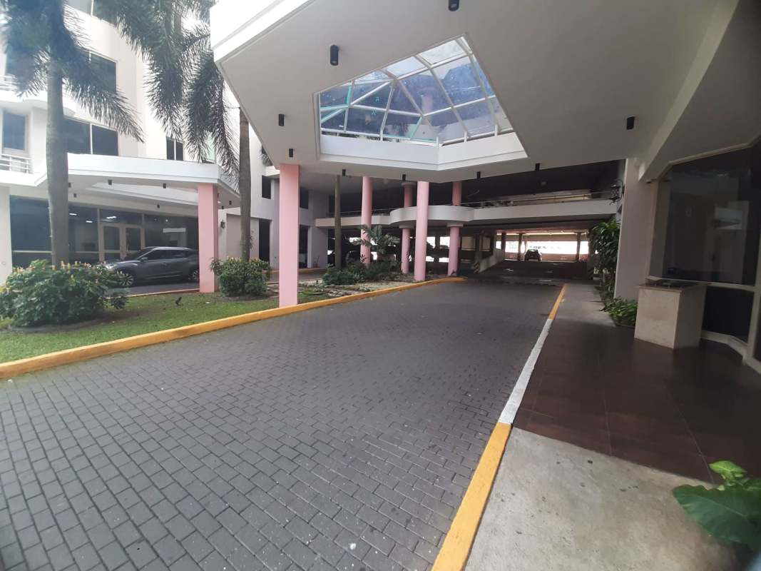 Rooftop swimming pool lounge chairs gazebo panoramic skyline PH San Francisco Bay Tower 200 Panama