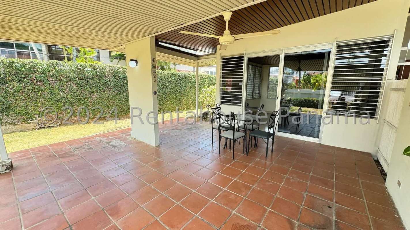 Dining room with wood strip ceiling, windows and fan Villa Lilla San Francisco Panama City