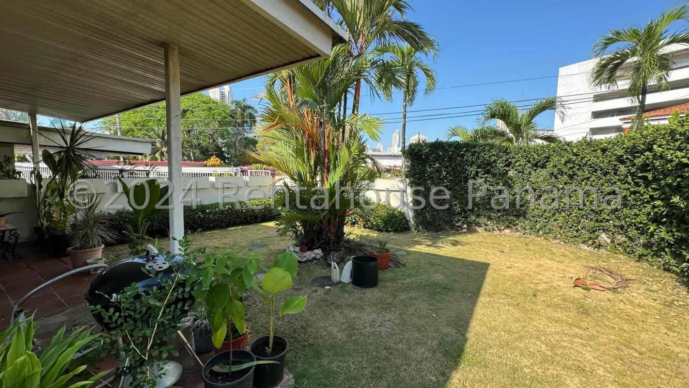 Kitchen with large window, L-shape counter and storage Villa Lilla Panama