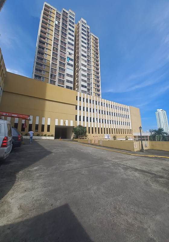 Swimming pool with green garden in PH 4 Islas Chanis Panama City apartments for sale