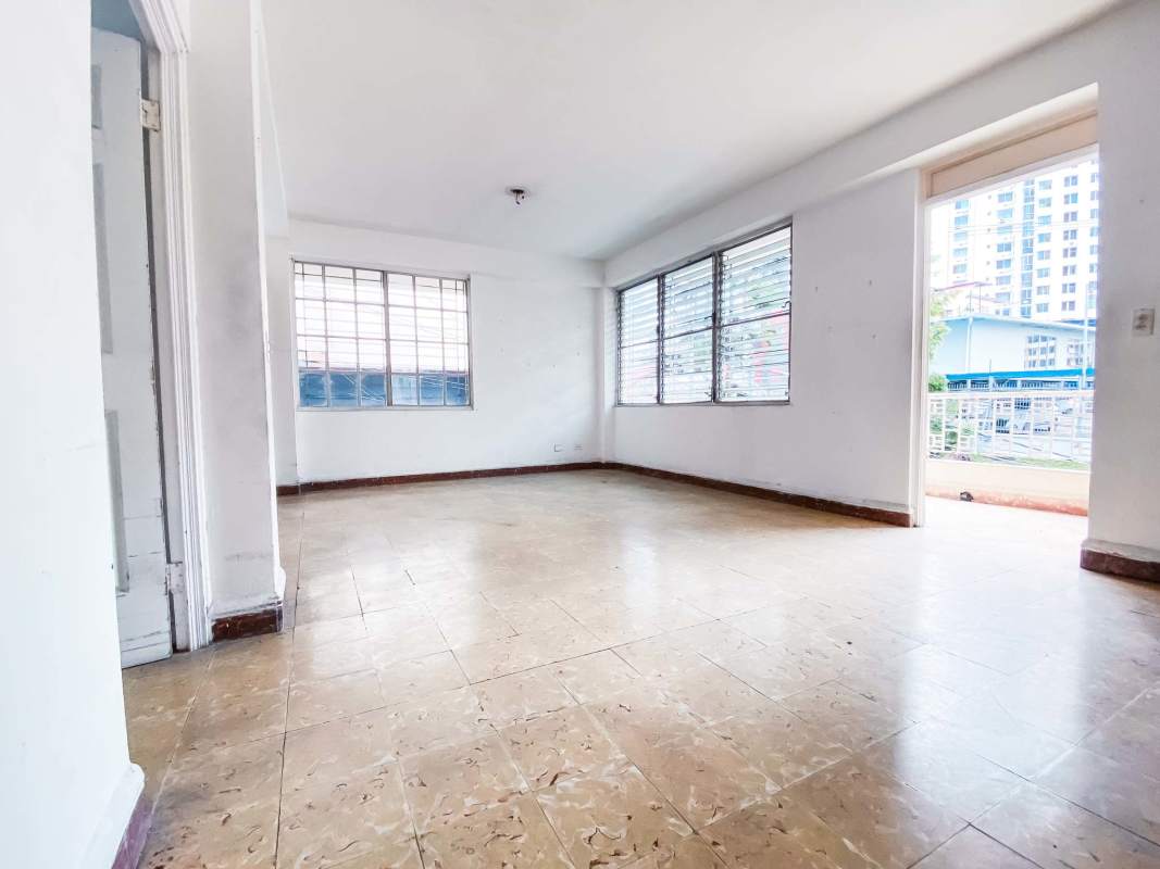 Empty living room with large windows and city views in PH My Boy Panama