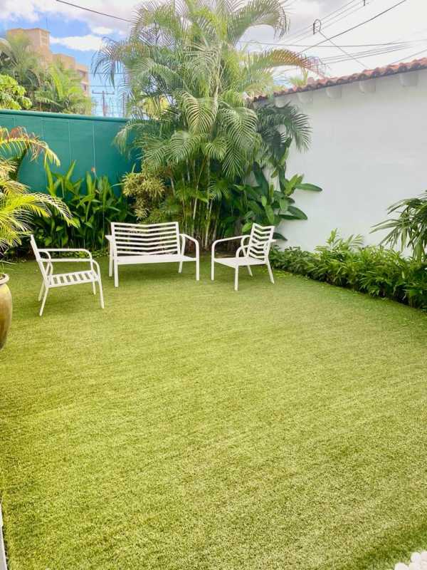 Exterior terrace with white railings, plants and benches in house Villa de las Fuentes Panama
