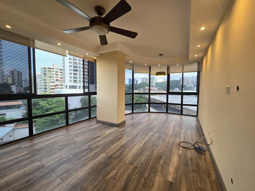 Bedroom with wood flooring, large windows, walk-in closet PH Aranjuez Vía Argentina Panama